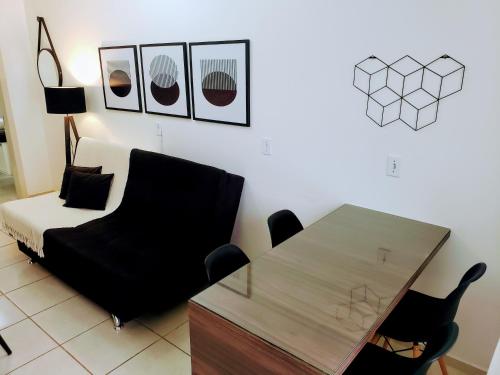 um quarto com uma secretária, uma mesa e cadeiras em Residencial Catarina em Florianópolis