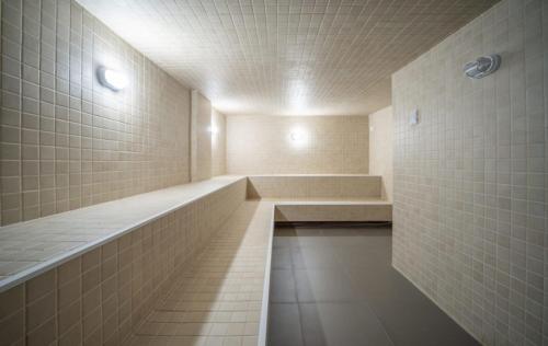 Golden Laghetto Resort Gramado في غرامادو: حمام كبير مع حوض استحمام ودش
