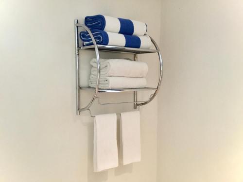 um toalheiro na casa de banho com toalhas em Loft a few steps from Ocean RG2 em Puerto Vallarta
