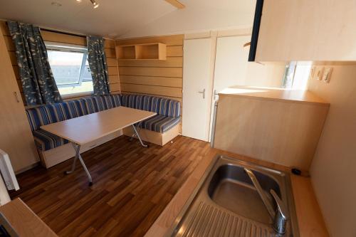 - une cuisine avec une table et un évier dans la chambre dans l'établissement Domaine du Bel Air, à Bar-sur-Seine