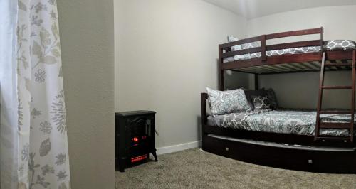 1 dormitorio con litera y fogones en The Cozy Idaho Gem, 