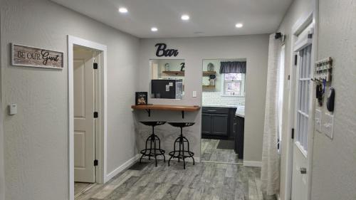 una cucina con bar e sgabelli in una stanza di The Cozy Idaho Gem 
