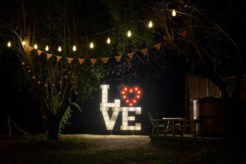 a sign that says i love lit up at night at El Encanto del Manzano & Espacio Vittalia Spa in San José de Maipo