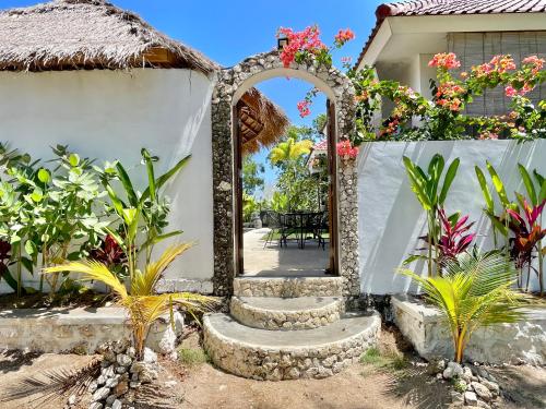 an archway leading into a house with plants at La Kreyiol in Uluwatu