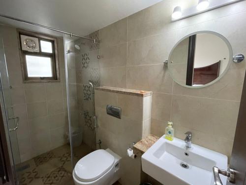 Ein Badezimmer in der Unterkunft Casa Legend Suites Candolim Goa