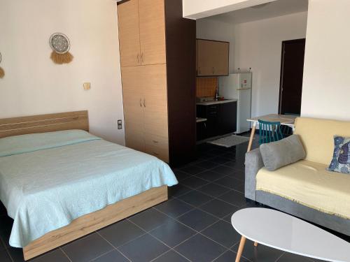 Cet appartement comprend une chambre avec un lit et un canapé ainsi qu'une cuisine. dans l'établissement Studio Marika, à Agios Nikolaos