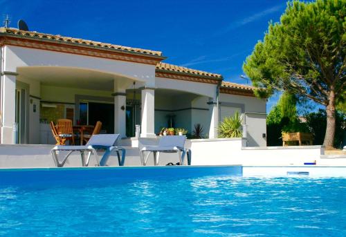 een villa met een zwembad voor een huis bij B&B-Les Balcons de Maragon in Carcassonne