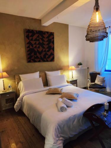 une chambre avec un grand lit avec deux oreillers dans l'établissement Domaine Le Village, à Villenouvelle