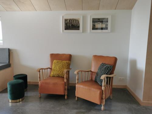 two chairs sitting next to each other in a room at Sint-Sixtus 99 in Poperinge