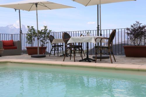 Der Swimmingpool an oder in der Nähe von Casa Di Lucia Mi-Hotel