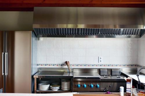 una cocina con fogones y platos en una encimera en La Panera, en San Vicente de la Barquera