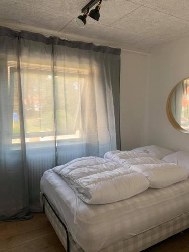 Postel nebo postele na pokoji v ubytování luksus spahus i skagen