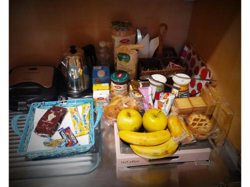 Un mostrador con un montón de comida y fruta encima. en B&B Venice 1964, en Venecia
