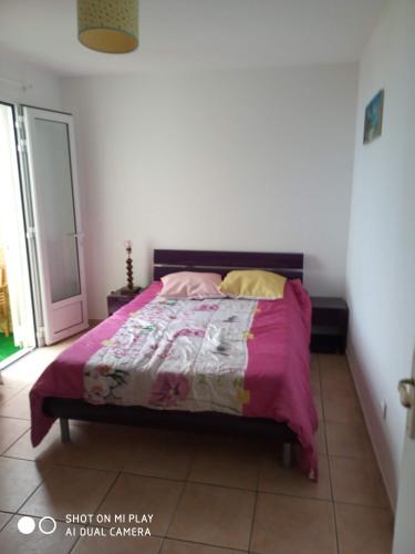 Postel nebo postele na pokoji v ubytování Charmant studio dans le sud, idéal pour un couple