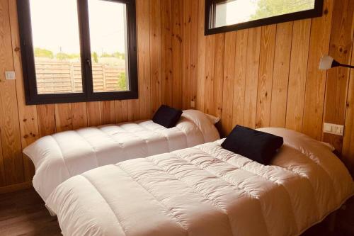 Postel nebo postele na pokoji v ubytování CHALET MONTANA - AU COTTAGE DU MEDOC - Proche de BORDEAUX