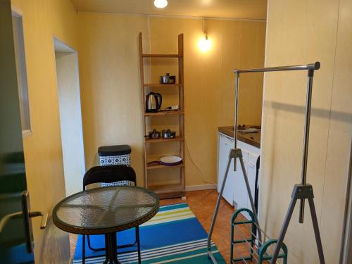 una pequeña cocina con mesa y sillas en una habitación en Le Petit Moulin, en Fouday