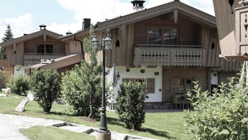 a house with a street light in front of it at INNs HOLZ in Ulrichsberg