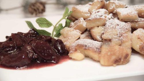 a plate of food with powdered sugar and dessert at INNs HOLZ in Ulrichsberg