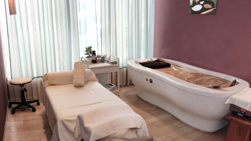 a bathroom with a large bath tub in a room at INNs HOLZ in Ulrichsberg