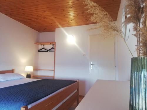 Ένα ή περισσότερα κρεβάτια σε δωμάτιο στο Seaside Murter Apartments