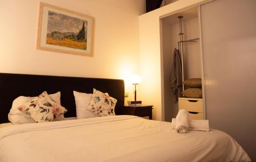 ブカレストにあるOne Love Terrace Apartmentの白いシーツと枕が備わったベッドのある寝室