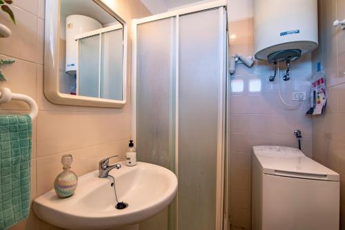 A bathroom at Alquilaencanarias- Medano spectacular terrace and sea views B