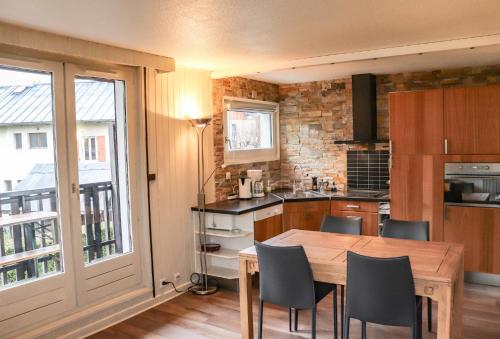 A kitchen or kitchenette at Appartement Lyret centre Chamonix, Vue d'exception