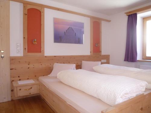 a bedroom with two beds and a window at Residence Ferienheim Folie in Melago