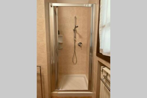La salle de bains est pourvue d'une douche et d'une baignoire. dans l'établissement 6.4.6 - Via Jodi 6, à Reggio d'Émilie