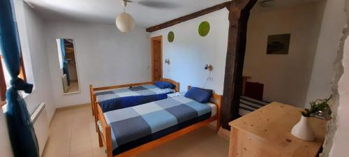 ein Schlafzimmer mit einem Bett und einem Tisch darin in der Unterkunft Rural house in Villabasil