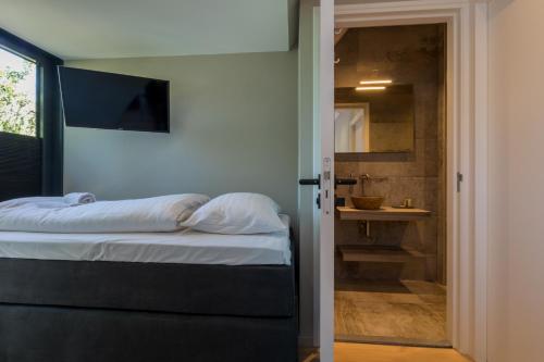 Postel nebo postele na pokoji v ubytování Luxe appartement Ooststraat 8b