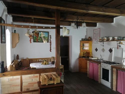 cocina con mesa y fogones horno superior en Traditionelles Bauernhaus Flieder, en Zalaszentgrót