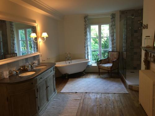 Ванна кімната в Château de Corcelle - Chambres et table d'hôtes