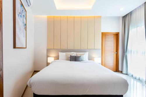 Postel nebo postele na pokoji v ubytování Palmetto Condominium