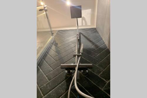 une cage d'escalier avec un tuyau relié à un mur dans l'établissement Le repaire malouin, à Saint-Malo