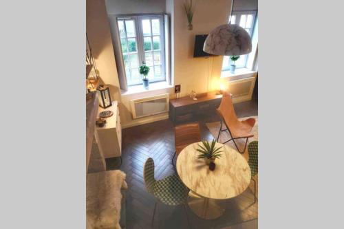 uma sala de estar com mesa e cadeiras em Le repaire malouin em Saint Malo