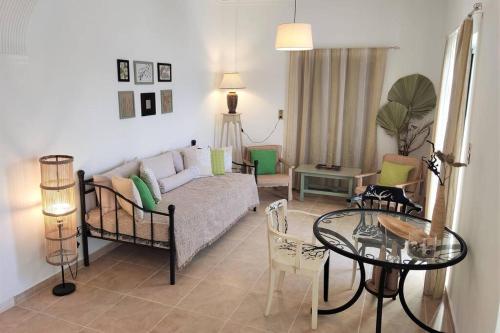 Posezení v ubytování Apartment 95 m2, center of Sitia, WiFi, 350m beach