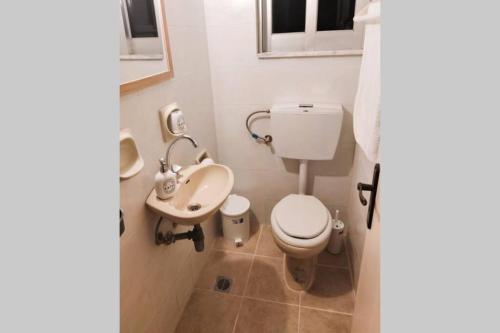 Ένα μπάνιο στο Apartment 95 m2, center of Sitia, WiFi, 350m beach
