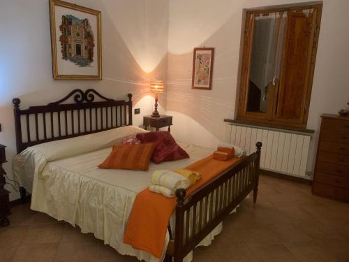 a bedroom with a bed with towels on it at VILLA STELLA in Montalcino