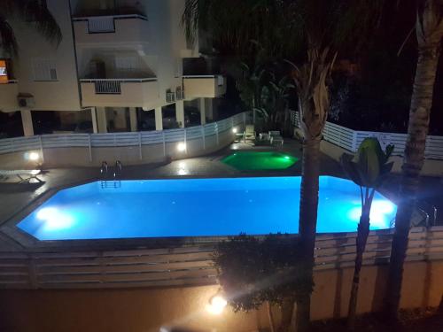 ein großer Swimmingpool in der Nacht mit Lichtern in der Unterkunft Panorama Village Complex in Paralimni