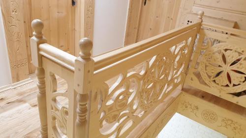 a staircase in a house with wooden walls and wooden floors at Villa Fortuna - Regionalne apartamenty & SPA - Sauna, Grill, Jacuzzi z widokiem na Tatry in Zakopane