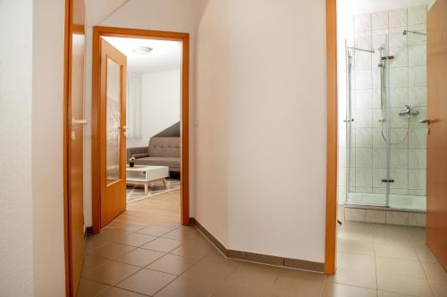 baño con ducha y ducha a ras de suelo en Appartement 5 in Hilter en Hilter am Teutoburger Wald