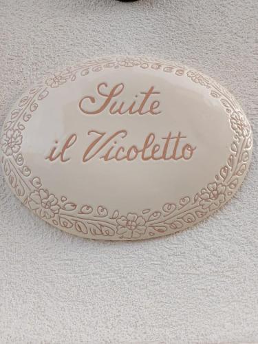a plate with the words little be delightful on it at Suite il Vicoletto in Crispiano