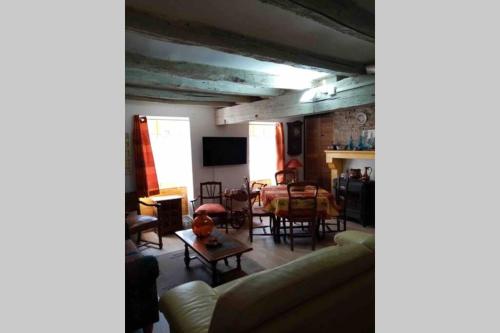 Μια τηλεόραση ή/και κέντρο ψυχαγωγίας στο Maisonnette de charme climatisée