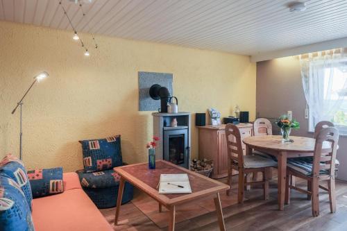 Posezení v ubytování Ferienwohnung Liebelt in Mitgenfeld , bayerische Rhön