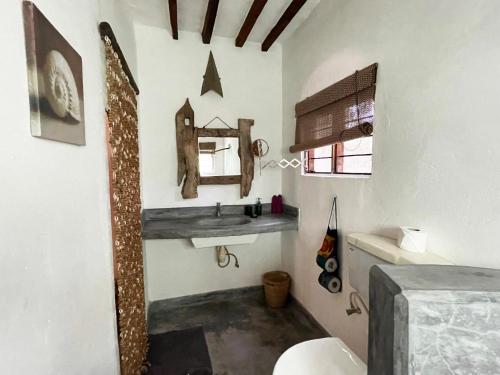 布韋朱的住宿－Bellevue Zanzibar，浴室设有水槽和墙上的镜子