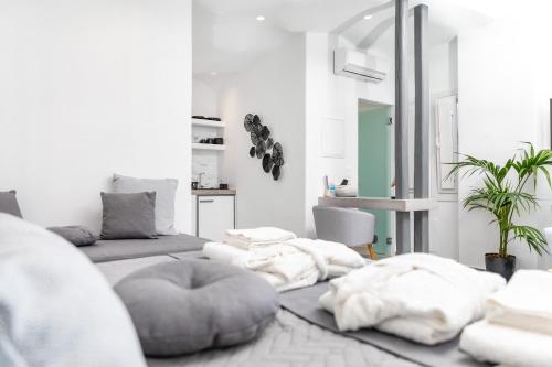 Χώρος καθιστικού στο El_Puerto Luxury port suites