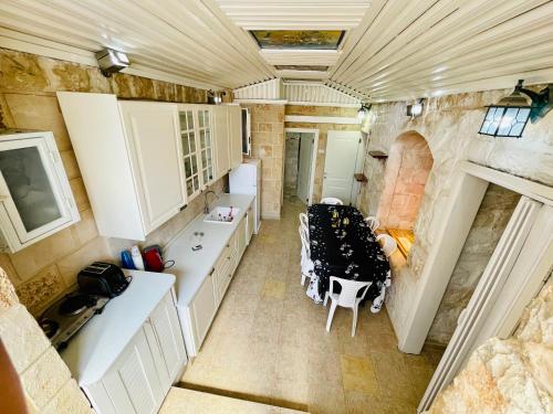 una vista aérea de una cocina en una casa pequeña en Michael Zimmer, en Safed