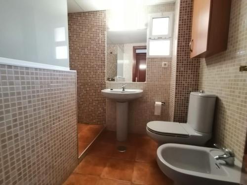 łazienka z toaletą i umywalką w obiekcie Apartamento Juan Bautista w Maladze
