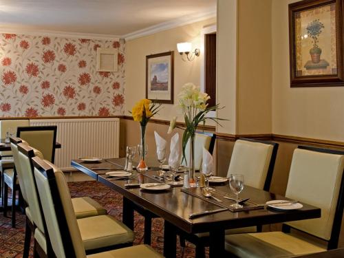 A restaurant or other place to eat at Olivers Lodge Hotel 